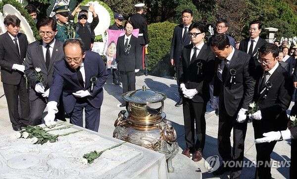 국민의힘 추경호 원내대표와 김문수 고용노동부 장관 등이 26일 오전 서울 동작구 국립서울현충원에서 열린 박정희 전 대통령 서거 45주기 추모식에 참석해 헌화하고 있다. 2024.10.26 [사진=연합뉴스]