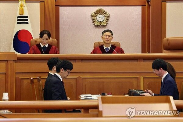 문형배·정정미 헌법재판관이 10월8일 오후 서울 종로구 헌법재판소 소심판정에서 열린 이진숙 방송통신위원장 탄핵 심판 2회 변론준비기일에 입장해있다. [사진=연합뉴스]&nbsp;