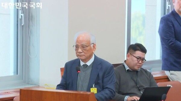 영풍 장형진 고문이 22대 국회 환경노동위원회 국정감사에 출석해 증인 선서를 하고 있다. [사진=국회영상회의록시스템 캡처]