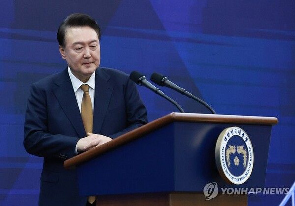 윤석열 대통령이 22일 부산항국제전시컨벤션센터(BPEX)에서 열린 '27회 IAVE 2024 부산세계자원봉사대회' 개회식에서 축사를 위해 마이크 앞으로 향하고 있다.[사진=연합뉴스]