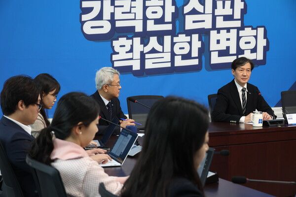 조국혁신당&nbsp;조국&nbsp;대표가 28일 서울 여의도 국회에서 취임 100일 기자간담회에 참석하고 있다. [사진=연합뉴스]