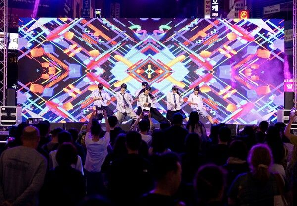 KT&G가 주최한 ‘2024 상상실현페스티벌 부산 with 상상유니브’가 10월 26일 성황리에 막을 내렸다. 사진은 페스티벌에 참여한 동아대학교 댄스팀 '프릭스'가 공연을 하는 모습. [사진=KT&G]