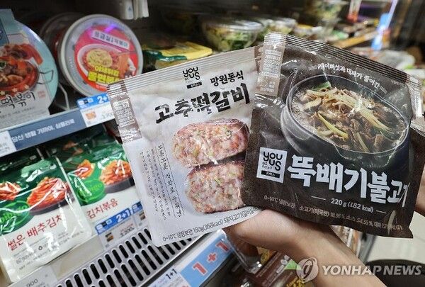 GS25에 따르면 올해 1∼8월 소용량 반찬 품목 매출은 지난해 같은 기간에 비해 35.1% 늘었다. CU·세븐일레븐·이마트24 등 타 편의점에서도 같은 기간 12~18% 반찬 매출이 늘었다. 업계는 고물가와 1∼2인 가구 비중 확대가 편의점 반찬 매출을 끌어올렸다고 본다. [사진=연합뉴스]