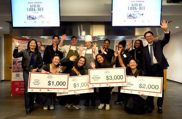 지난 24일 미국 뉴욕 ICE 요리학교에서 열린 '종가 김치 쿡 오프'에서 관계자들이 기념사진을 촬영하고 있다 (좌측 첫 번째 이경애 대상㈜ 김치Global사업본부장, 다섯 번째 데이비드 그로스 헤드셰프, 일곱 번째 차야닌 포르스리니욤 교수) [사진=대상㈜]