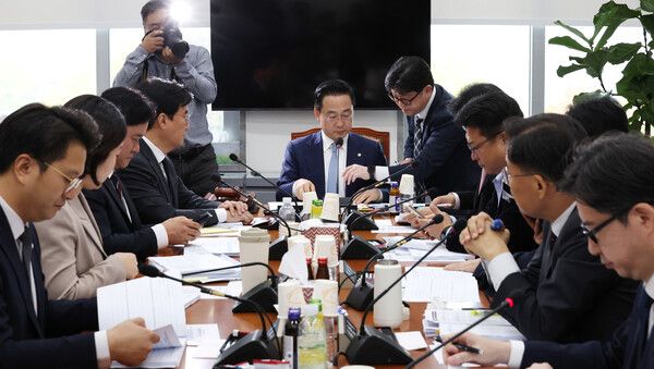 28일 오전 열린 국회 운영위원회의 국회운영개선소위원회에서 더불어민주당 소속 박성준 소위원장(가운데)이 회의를 주재하고 있다.[사진=연합뉴스]