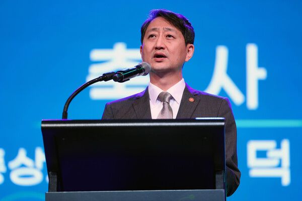 28일 오후 서울 용산구 그랜드하얏트 호텔에서 열린 AI 자율제조 선도프로젝트 협약식에서 안덕근 산업통상자원부 장관을 포함한 참석자들이 기념 촬영을 하고 있다. [사진=연합뉴스]