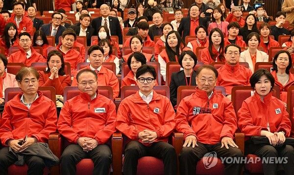 국민의힘 한동훈 총괄선대위원장과 윤재옥 공동선대위원장 등이 10일 서울 여의도 국회도서관에 마련된 국민의힘 제22대 국회의원선거 개표상황실에서 출구조사 결과를 시청하고 있다. 2024.4.10 [공동취재] [사진=연합뉴스]
