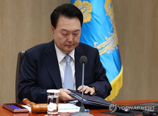 윤석열 대통령이 16일 서울 용산 대통령실 청사에서 열린 국무회의에서 발언을 마친 뒤 자료를 정리하고 있다. 2024.4.16 [사진=연합뉴스]