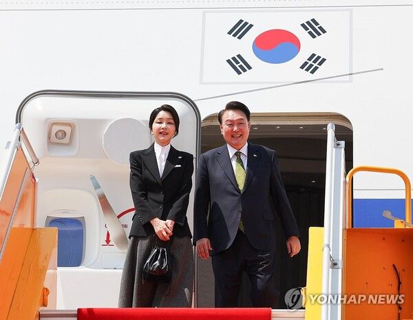 한일 정상회담과 아세안 정상회의 관련 일정을 마친 윤석열 대통령과 부인 김건희 여사가 11일(현지시간) 라오스 비엔티안 왓타이 국제공항에서 귀국하기 전 전용기인 공군 1호기에 올라 인사하고 있다.[사진=연합뉴스]