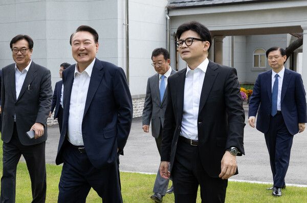 윤석열&nbsp;대통령이 21일 서울 용산 대통령실에서 국민의힘&nbsp;한동훈&nbsp;대표를 만나 대화하며 차담 장소로 이동하고 있다. [사진=연합뉴스]