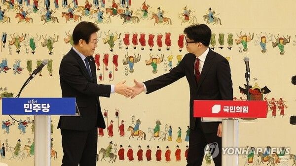 차기 대권주자 지지율 조사 결과 이재명 민주당 대표가 한동훈 국민의힘 대표를 크게 앞서는 것으로 나타났다 [사진=연합뉴스]