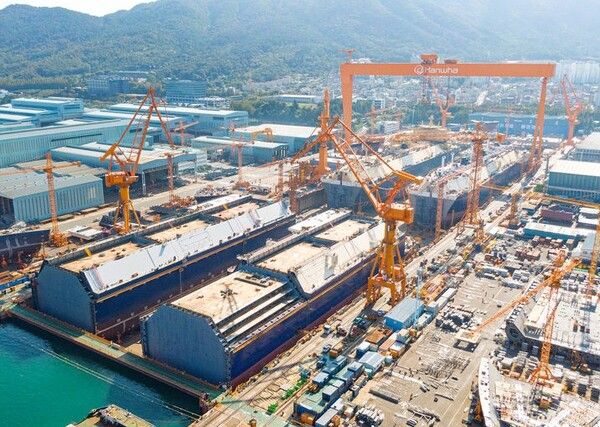 한화오션 출범 후 첫 실적발표에서 흑자로 전환한 한화오션(대표이사 권혁웅 부회장)이 수익성 극대화에 나섰다. 길이 530미터, 폭 131미터에 달하는 세계 최대 규모의 한화오션 거제사업장 제 1도크에는 대형 액화천연가스(LNG)운반선 4척이 동시에 건조되는 진기한 광경이 펼쳐지고 있다.[사진=한화오션]