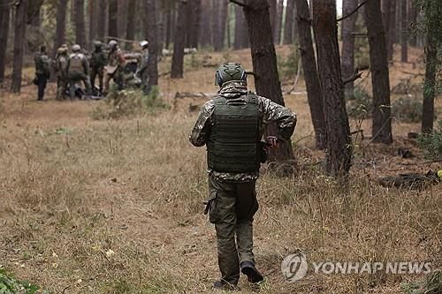 쿠르스크 지역에서 폭발물 제거하는 러시아 공병들 [사진=타스=연합뉴스]