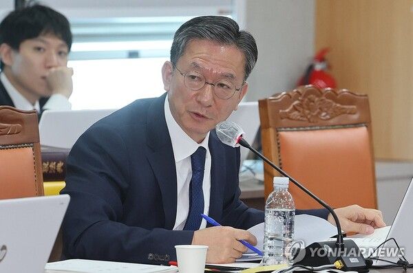 더불어민주당 정성호 의원이 23일 부산 연제구 부산지방국세청에서 열린 국회 기획재정위원회의 부산지방국세청, 부산본부세관, 부산ㆍ경남지방조달청, 동남지방통계청, 한국은행 부산ㆍ경남ㆍ울산본부 등에 대한 국정감사에서 질의하고 있다. 2024.10.23 [사진=연합뉴스]