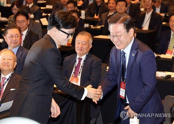 차기 대권주자 조사에서 이재명 민주당 대표가 한동훈 국민의힘 대표를 크게 앞서는 것으로 나타났다 [사진=연합뉴스]