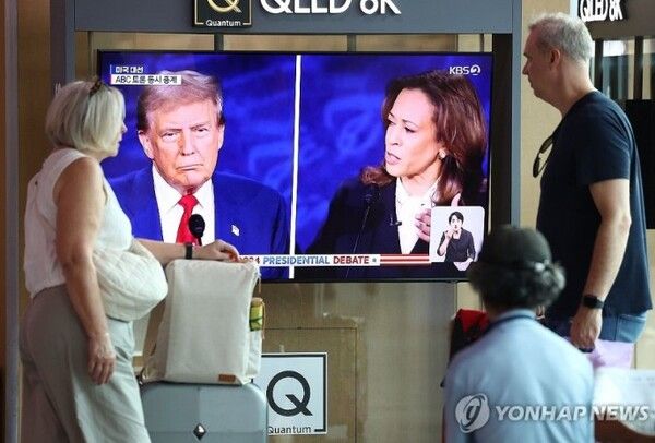 지난달 11일 오전 서울역 대합실에 설치된 텔레비전에서 카멀라 해리스 미국 부통령과 도널드 트럼프 전 미국 대통령의 미 대선 후보 TV토론회가 생중계되고 있다. [사진=연합뉴스]