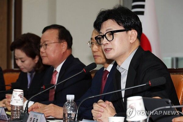 국민의힘 한동훈 대표(오른쪽)가 28일 오전 국회에서 열린 최고위원회의에서 발언하고 있다. [사진=연합뉴스]