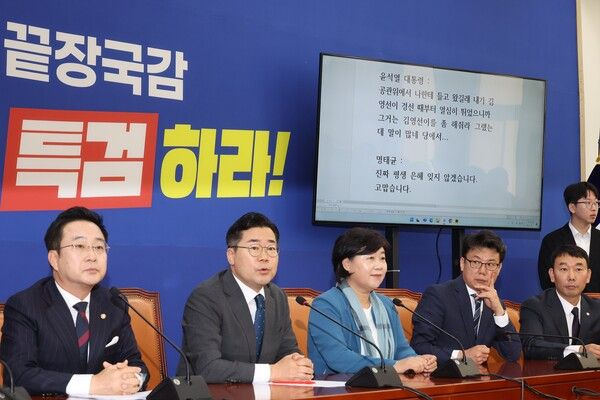 더불어민주당&nbsp;박찬대&nbsp;원내대표(왼쪽 두 번째)가 31일 서울 여의도 국회에서 윤석열 대통령과 명태균씨의 녹취 파일을 공개하고 있다. [사진=연합뉴스]