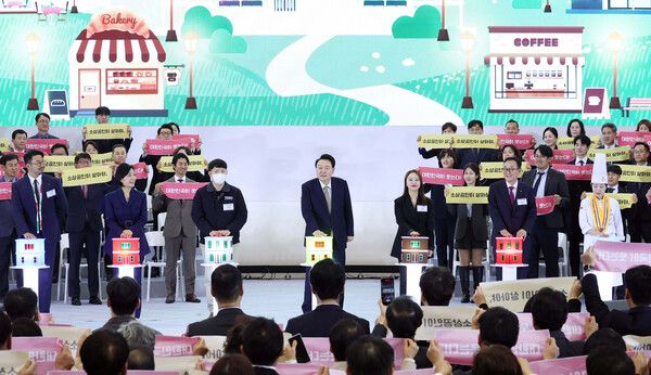 윤석열&nbsp;대통령이 31일 경기도 고양시 킨텍스에서 열린 '2024 대한민국 소상공인대회 개막식'에서 소상공인 대표들과 함께 점포 모양의 터치 버튼을 눌러 점등하고 있다. 왼쪽부터 김주현 김주현바이각 대표, 오영주 중소벤처기업부 장관, 윤영민 달성차유리 대표, 윤 대통령, 신미소 씨인미 대표, 송치영 소상공인연합회장, 김정여 궁전요리미용직업전문학교 대표.&nbsp; [사진=연합뉴스]