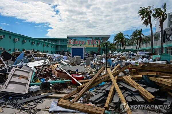 플로리다에서 허리케인 밀턴으로 부서진 건물 잔해 [사진=AFP=연합뉴스]