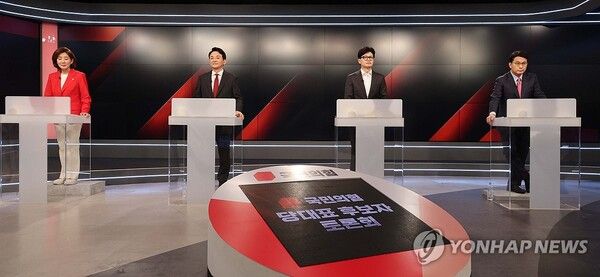 국민의힘 나경원(왼쪽부터), 원희룡, 한동훈, 윤상현 당 대표 후보가 11일 서울 중구 MBN 스튜디오에서 열리는 2차 당 대표 후보 방송토론회에 나서고 있다. 2024.7.11 [국회사진기자단] [사진=연합뉴스]