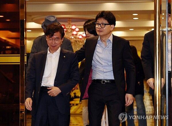 만찬 마치고 나오는 한동훈 대표 [사진=연합뉴스]