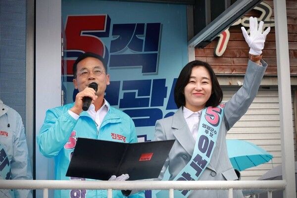 진보당 김재연 대표가 이석하 후보와 유세차에 올라 있다