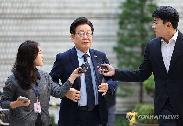 더불어민주당 이재명 대표가 8일 오전 서울 서초구 서울중앙지법에서 열린 '대장동 배임·성남FC 뇌물' 혐의 관련 1심 속행 공판에 출석하고 있다. 2024.10.8 [사진=연합뉴스]