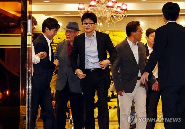 국민의힘 한동훈 대표가 6일 오후 서울 종로구의 한 식당에서 만찬 회동을 마친 후 차로 향하고 있다. 2024.10.6 [사진=연합뉴스]