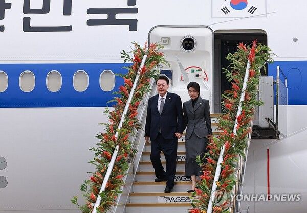 필리핀을 국빈 방문한 윤석열 대통령과 김건희 여사가 6일(현지시간) 필리핀 마닐라 니노이 아키노 국제공항에 도착, 전용기인 공군 1호기에서 내리고 있다. 2024.10.6 [사진=연합뉴스]