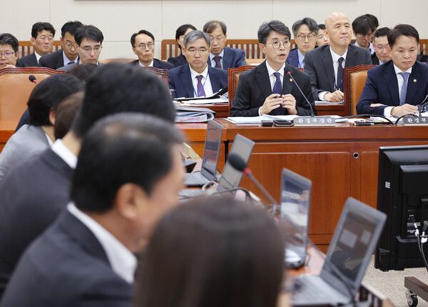 8일 국회에서 열린 환경노동위원회 국정감사에서 김완섭 환경부 장관이 의원 질의에 답변하는 모습. [사진=연합뉴스]