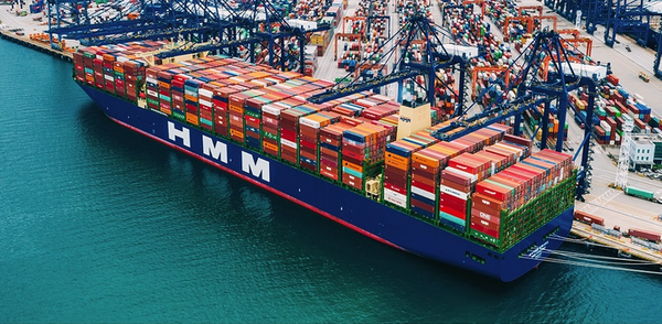 올해 10월 수출이 역대 10월 중 최대 실적을 기록하며, 13개월 연속 수출 플러스 흐름을 이어갔다. [사진=HMM]