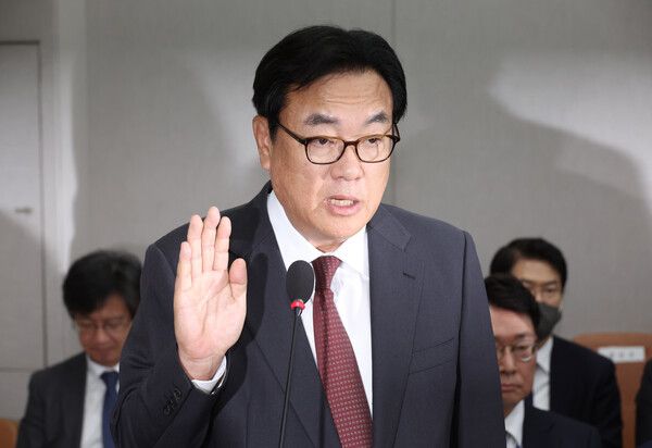 정진석&nbsp;대통령비서실장이 1일 서울 여의도 국회에서 열린 운영위원회의 대통령비서실과 국가안보실, 대통령 경호처 대상 국정감사에서 선서하고 있다. [사진=연합뉴스]