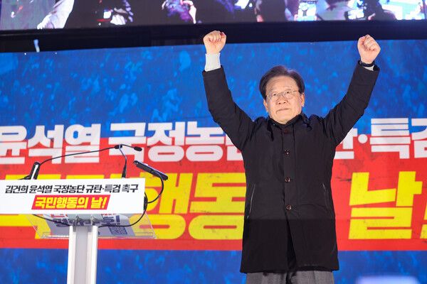 더불어민주당 이재명 대표가 9일 오후 서울 숭례문 일대에서 열린 '김건희·윤석열 국정농단 규탄·특검 촉구 제2차 국민행동의 날' 장외집회에서 단상에 올라 참석자들에게 인사하고 있다 [사진=연합뉴스]