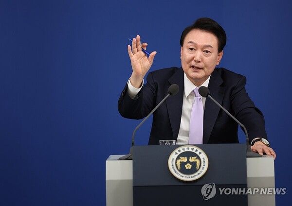 윤석열 대통령이 7일 오전 서울 용산 대통령실 청사 브리핑실에서 열린 '대국민담화 및 기자회견'에서 질문에 답변하고 있다. 2024.11.7 [사진=연합뉴스]