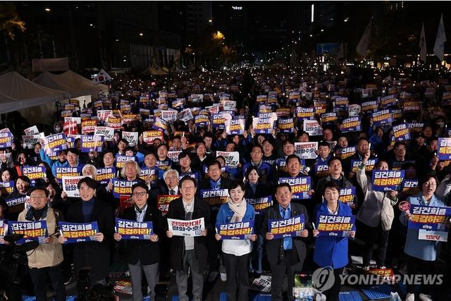 9일 주말 도심에서 민주당을 비롯한 민주노총, 한국노총은 각각 '윤석열 퇴진' 집회를 열었다. 이재명 대표를 비롯한 민주당이 김건희 특검도입, 전쟁반대 손팻말을 들고 집회하고 있다.&nbsp;