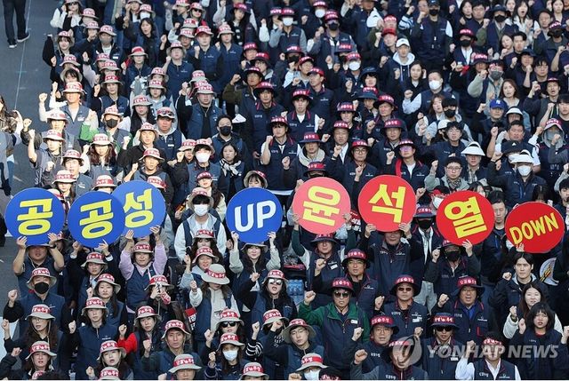 한국노총 조합원들이 9일 오후 서울 여의도 여의대로 일대에서 열린 2024 한국노총 전국노동자대회에서 '윤석열 퇴진'을 비롯한 5인 미만 사업장 근로기준법 적용, 노조법 제2·3조 재개정 등을 촉구하고 있다. 2024.11.9 [사진=연합뉴스]