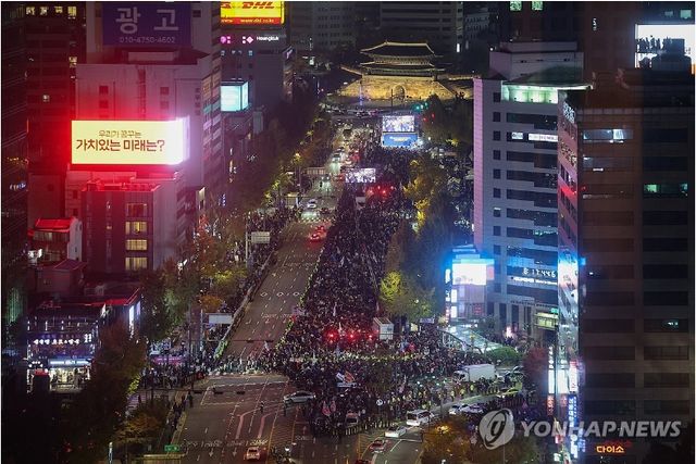&nbsp;9일 오후 서울 숭례문 일대에서 더불어민주당 주최로 '윤석열 퇴진' 집회인 '김건희·윤석열 국정농단 규탄·특검 촉구 제2차 국민행동의 날' 장외집회가 열리고 있다. 2024.11.9 [사진=연합뉴스]