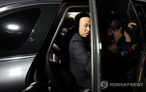 김건희 여사 공천 개입 의혹과 미래한국연구소의 불법 여론조사 의혹 등 사건의 핵심 인물인 명태균 씨가 8일 오후 경남 창원시 성산구 창원지방검찰청(창원지검)에서 조사를 마치고 자신의 차량에 오르고 있다. 2024.11.8 [사진=연합뉴스]