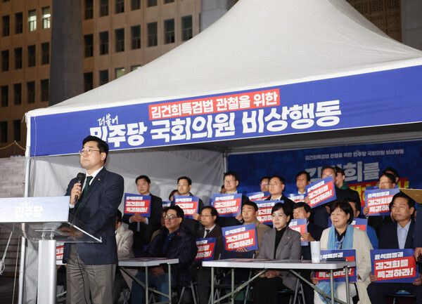 더불어민주당 박찬대 원내대표가 5일 오후 국회에서 열린 김건희 여사 특검법 관철을 위한 국회의원 비상행동 선포식에서 발언을 하고 있다[사진=연합뉴스]