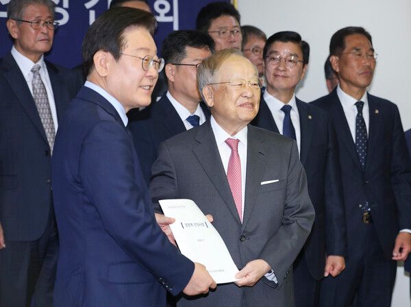 더불어민주당 이재명 대표와 손경식 한국경영자총협회 회장이 11일 오전 서울 마포구 경총회관에서 만나 간담회를 하기 전 경영계 건의사항을 들고 기념 촬영하고 있다.[사진=연합뉴스]