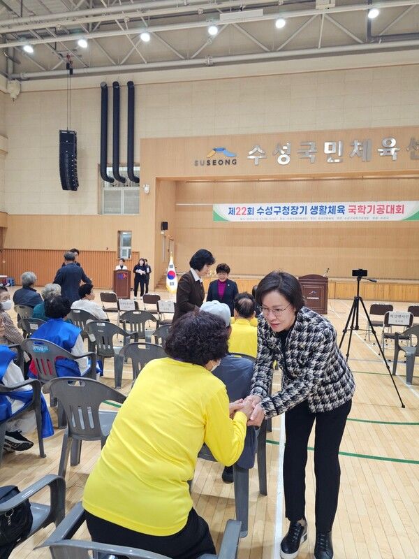 10월 27일 대구 수성국민체육센터에서 열린 '국학기공대회'에서 이인선 여가위원장이 지역주민과 만나 지역현안을 듣고 있다.[사진=이인선 위원실 제공]