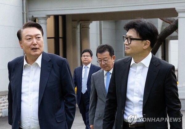 윤석열 대통령이 21일 서울 용산 대통령실에서 국민의힘 한동훈 대표를 만나 대화하며 차담 장소로 이동하고 있다. 2024.10.21 [대통령실 제공. 재판매 및 DB 금지] [사진=연합뉴스]