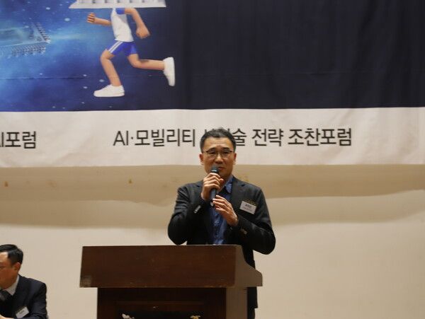 최리군 현대자동차 로보틱스랩 상무가 12일 폴리뉴스가 진행한 「K-AI의 미래, 국회가 뛴다」 포럼에 참석해 ‘현대자동차는 AI를 로보틱스 분야에서 어떻게 활용할 것인가’를 주제로 발표 중이다. [사진= 폴리뉴스 이은재 PD]