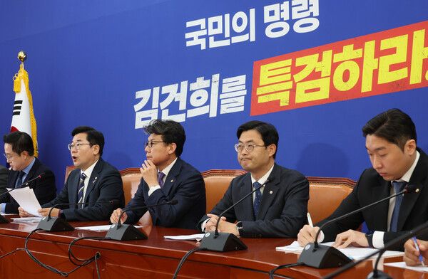 &nbsp;더불어민주당 박찬대 원내대표가 12일 국회에서 열린 원내대책회의에서 발언을 하고 있다. [사진= 연합뉴스]