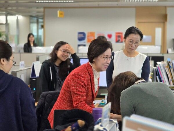 10월 31일 국회 여가위 여가부 국정감사 중 이인선 위원장이 현장시찰로 디지털성범죄피해자지원센터(디성센터)를 방문해 딥페이크 등 디지털 성착취물 삭제 역할을 맡고 있는 직원들을 직접 만나 격려했다.[사진=이인선 의원실 제공]