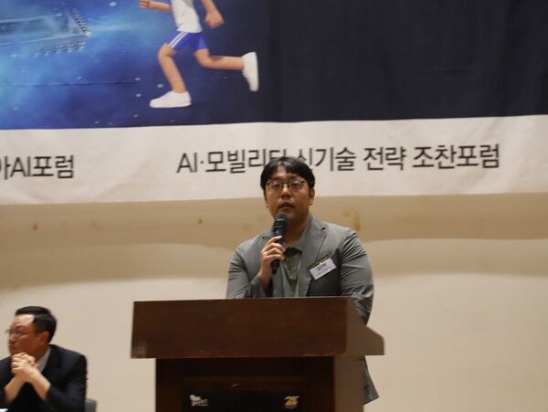 12일 LG유플러스 김기현 CTO AX기술그룹 연구위원이 국회 의원회관 대회의실에서 열린 ‘K-AI의 미래, 국회가 뛴다’에서&nbsp;‘통신사 AI 개발 현황’에 대해 설명하고 있다. [사진=폴리뉴스 이은재 PD]