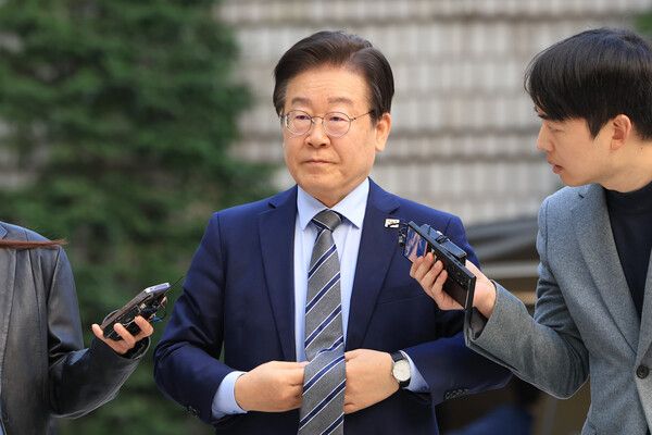 더불어민주당 이재명 대표가 12일 오전 서울 서초구 서울중앙지방법원에서 열린 대장동·백현동·위례신도시 개발비리 및 성남FC 불법 후원금 의혹 사건 1심 속행 공판에 출석하고 있다.[사진=연합뉴스]