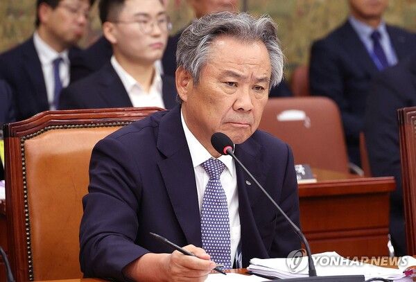 이기흥 대한체육회장이 22일 국회에서 열린 문화체육관광위원회 국정감사에 출석, 의원 질의를 듣고 있다. [사진=연합뉴스]