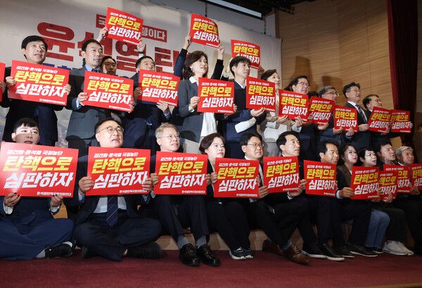 13일 국회 의원회관에서 열린 에 참석한 야당 의원들이 피켓을 들고 포즈를 취하고 있다 [사진=연합뉴스]